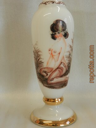 vintage hoog beschilderd melkglas met gouden randen